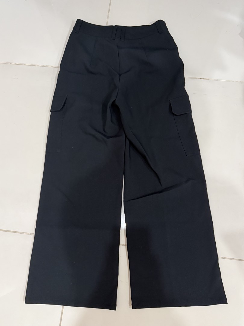 GU WIDE CARGO PANTS (Category: Other Bottoms) located in Manila. Submitted by ksywn (Listing ID 1460293506, Image 3). Description: I HAVE LARGE AND MEDIUM PLEASE CHAT ME ON SMS !!! i cant reply here.