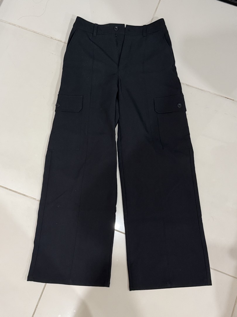 GU WIDE CARGO PANTS (Category: Other Bottoms) located in Manila. Submitted by ksywn (Listing ID 1460293506, Image 2). Description: I HAVE LARGE AND MEDIUM PLEASE CHAT ME ON SMS !!! i cant reply here.