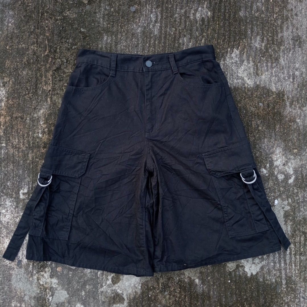 GU Wide Cargo Shorts (Category: Shorts) located in Makati City. Submitted by nbone_archive (Listing ID 1460265942, Image 1). Description: Size Medium No flaws, in excellent condition Color rate: 10/10 Hit me up!.