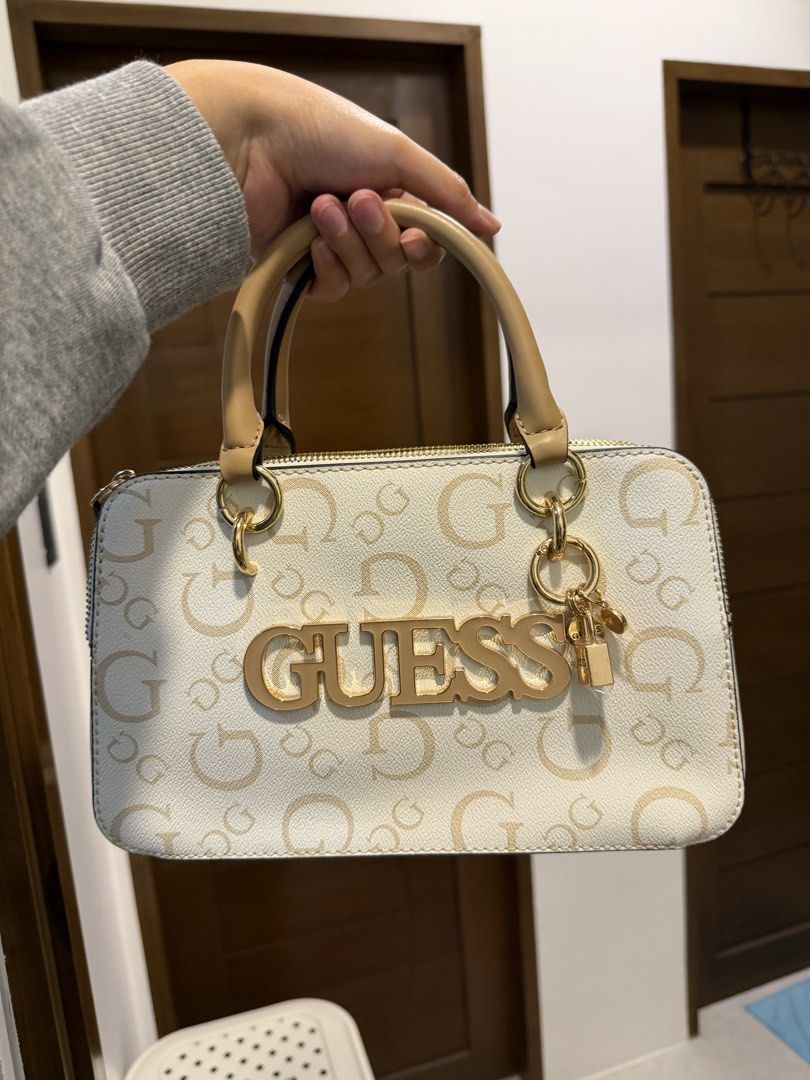 Guess cross body bag (Category: Cross-body Bags) located in Las Pinas. Submitted by felicianoh40332 (Listing ID 1460274783, Image 1). Description: Original guess store US Pwede sa maarte.