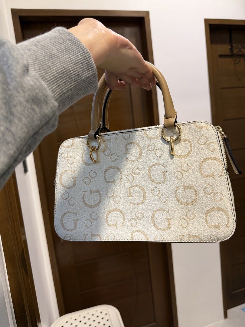 Guess cross body bag (Category: Cross-body Bags) located in Las Pinas. Submitted by felicianoh40332 (Listing ID 1460274783, Image 2). Description: Original guess store US Pwede sa maarte.