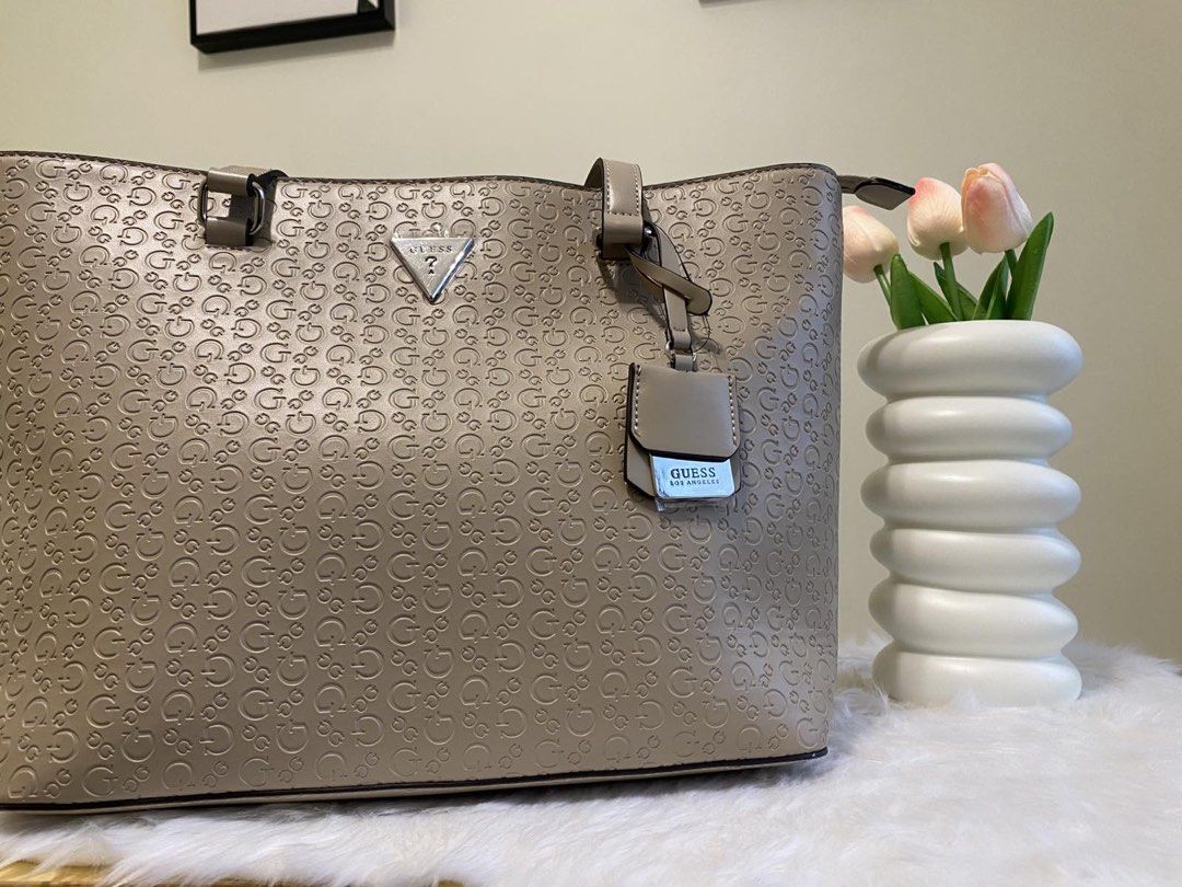 Guess Tote bags (Category: Tote Bags) located in Manila. Submitted by amitiemason (Listing ID 1460243923, Image 1). Description: On hand & ready to ship Orig from US🇺🇸.