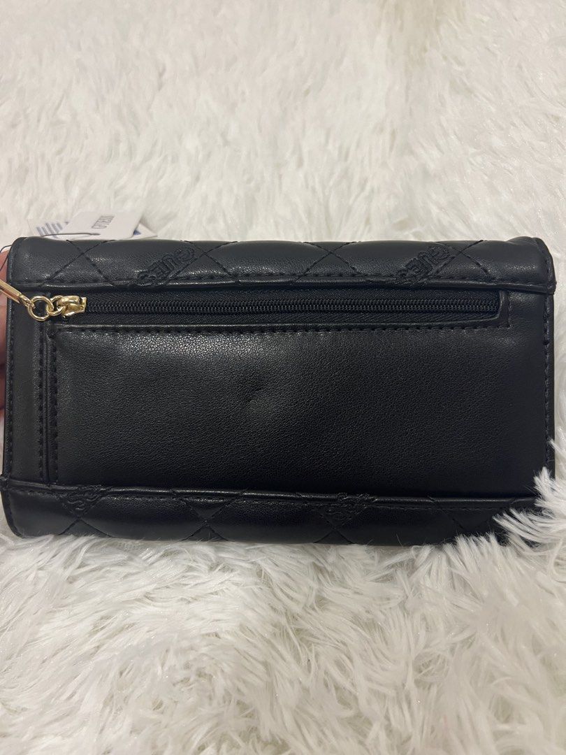 Guess Wallet- Quilted Trifold (Category: Wallets & Card holders) located in Navotas City. Submitted by daniella_20 (Listing ID 1460133679, Image 2). Description: 100% Authentic and brandnew Location- Navotas City Onhand PH 🇸🇽 .
