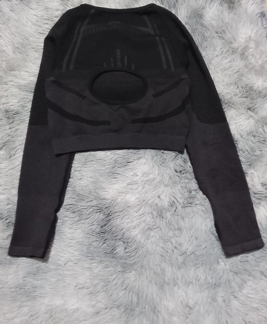 Gymshark Seamless Long Sleeve Medium (Category: Activewear) located in Davao. Submitted by thevintagehunterdvo (Listing ID 1460199430, Image 2). Description: Width 15 Length 15 299+89 sf.