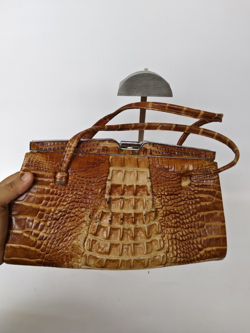 Handbag (Category: Luxury Bags & Wallets) located in Davao. Submitted by 3ds_jpn (Listing ID 1460188753, Image 3). Description: .
