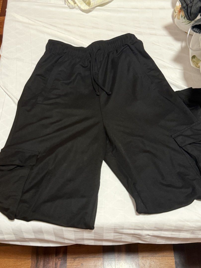 H&M Black Cargo Pants Wide Leg Drawstring Waist (Category: Other Bottoms) located in Balanga. Submitted by liiiizzzzzzzzz (Listing ID 1460282888, Image 1). Description: - Brand: H&M - Color: Black - Style: Wide Leg Cargo Pants - Features: Drawstring waist, side pockets, cargo pockets - Size: XS .
