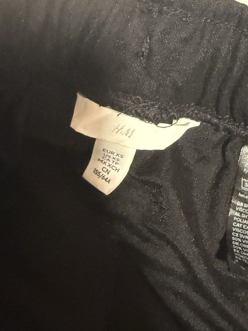 H&M Black Cargo Pants Wide Leg Drawstring Waist (Category: Other Bottoms) located in Balanga. Submitted by liiiizzzzzzzzz (Listing ID 1460282888, Image 2). Description: - Brand: H&M - Color: Black - Style: Wide Leg Cargo Pants - Features: Drawstring waist, side pockets, cargo pockets - Size: XS .