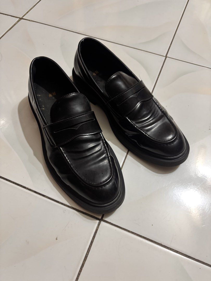 H&M Black Loafers Size 41 (Category: Dress Shoes) located in Malasiqui. Submitted by migu.mogu (Listing ID 1460139157, Image 1). Description: - Black H&M loafers Size 41 - Chunky sole design - Classic penny loafer style - Minor creases on front from wear.