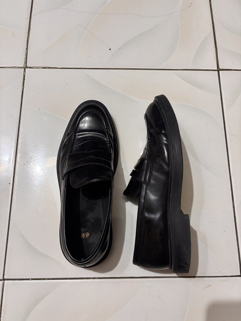 H&M Black Loafers Size 41 (Category: Dress Shoes) located in Malasiqui. Submitted by migu.mogu (Listing ID 1460139157, Image 2). Description: - Black H&M loafers Size 41 - Chunky sole design - Classic penny loafer style - Minor creases on front from wear.