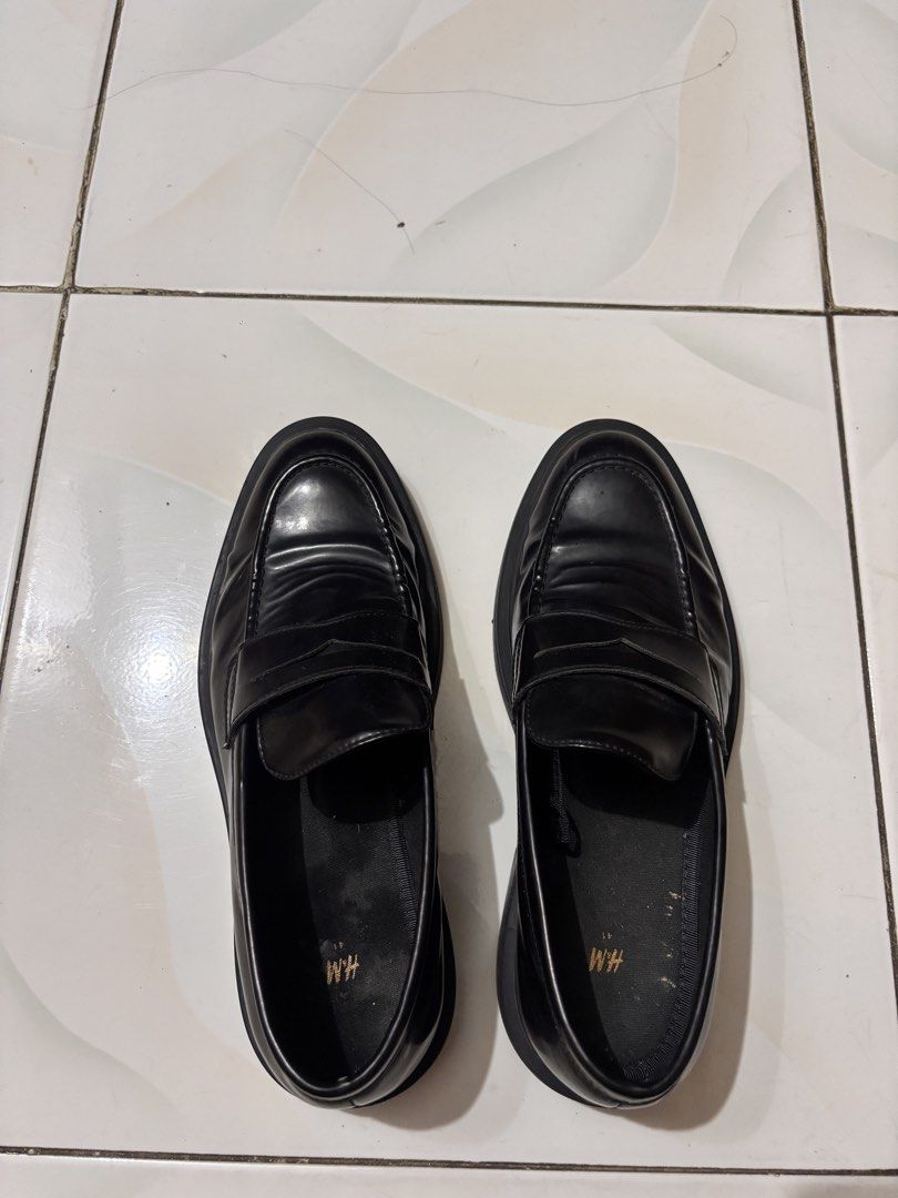 H&M Black Loafers Size 41 (Category: Dress Shoes) located in Malasiqui. Submitted by migu.mogu (Listing ID 1460139157, Image 3). Description: - Black H&M loafers Size 41 - Chunky sole design - Classic penny loafer style - Minor creases on front from wear.