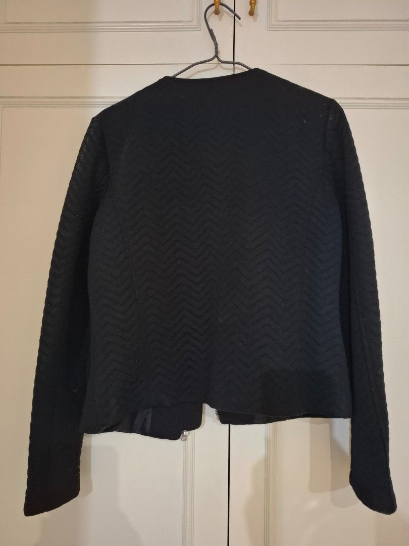 H&M Divided Black Quilted Jacket (EU 38) (Category: Coats, Jackets and Outerwear) located in Quezon City. Submitted by triciastrunk (Listing ID 1460116098, Image 2). Description: - Black H&M jacket - Quilted chevron pattern all over - Zipper front closure - Two side pockets - Size EUR 38 MOP: GCASH MOD: Lalamove, Grab Express, Flash Express, J&T, GoGo Xpress, or LBC. Shipping fee c/o buyer. Location: Fairview, Quezon City.