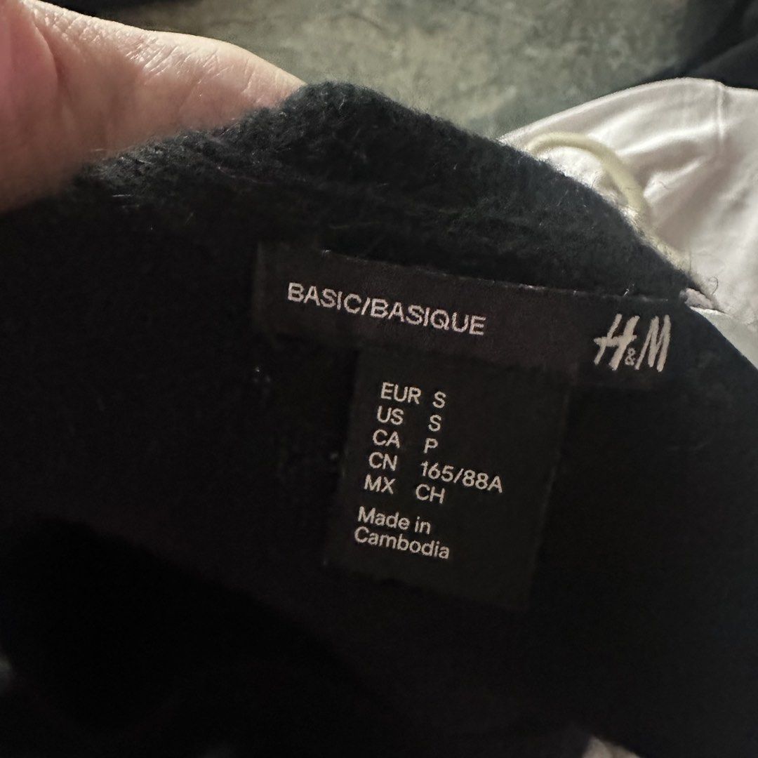 H&M black sweater (Category: Coats, Jackets and Outerwear) located in Pasig City. Submitted by ynahperez (Listing ID 1460210653, Image 2). Description: .