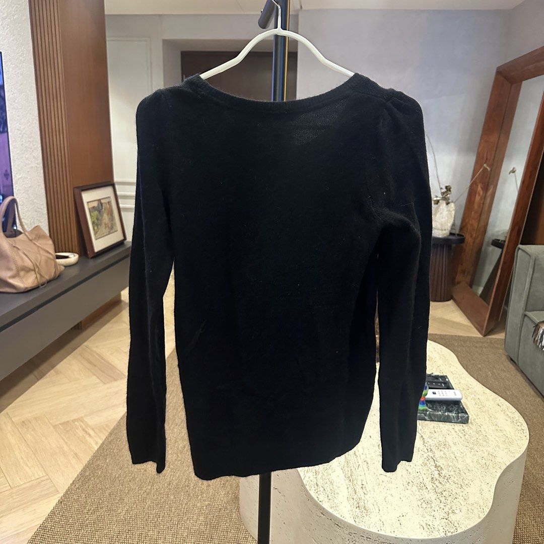 H&M black sweater (Category: Coats, Jackets and Outerwear) located in Pasig City. Submitted by ynahperez (Listing ID 1460210653, Image 3). Description: .