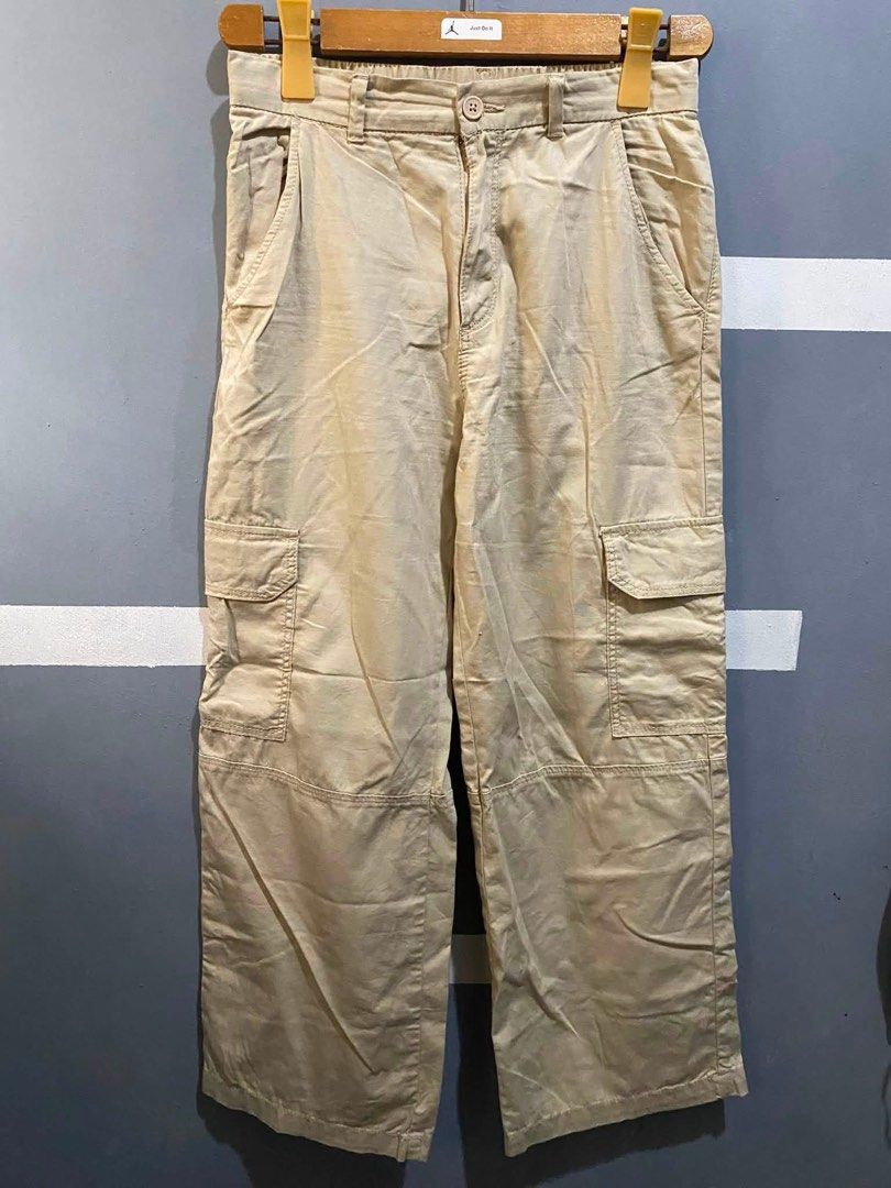 H&m cargo (Category: Jeans) located in Aparri. Submitted by lorielynsh63690 (Listing ID 1460155158, Image 1). Description: H&m cargo pants|size 27-28.