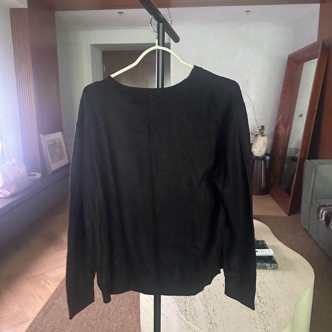 H&M christmas sweater (Category: Coats, Jackets and Outerwear) located in Pasig City. Submitted by ynahperez (Listing ID 1460216052, Image 2). Description: .