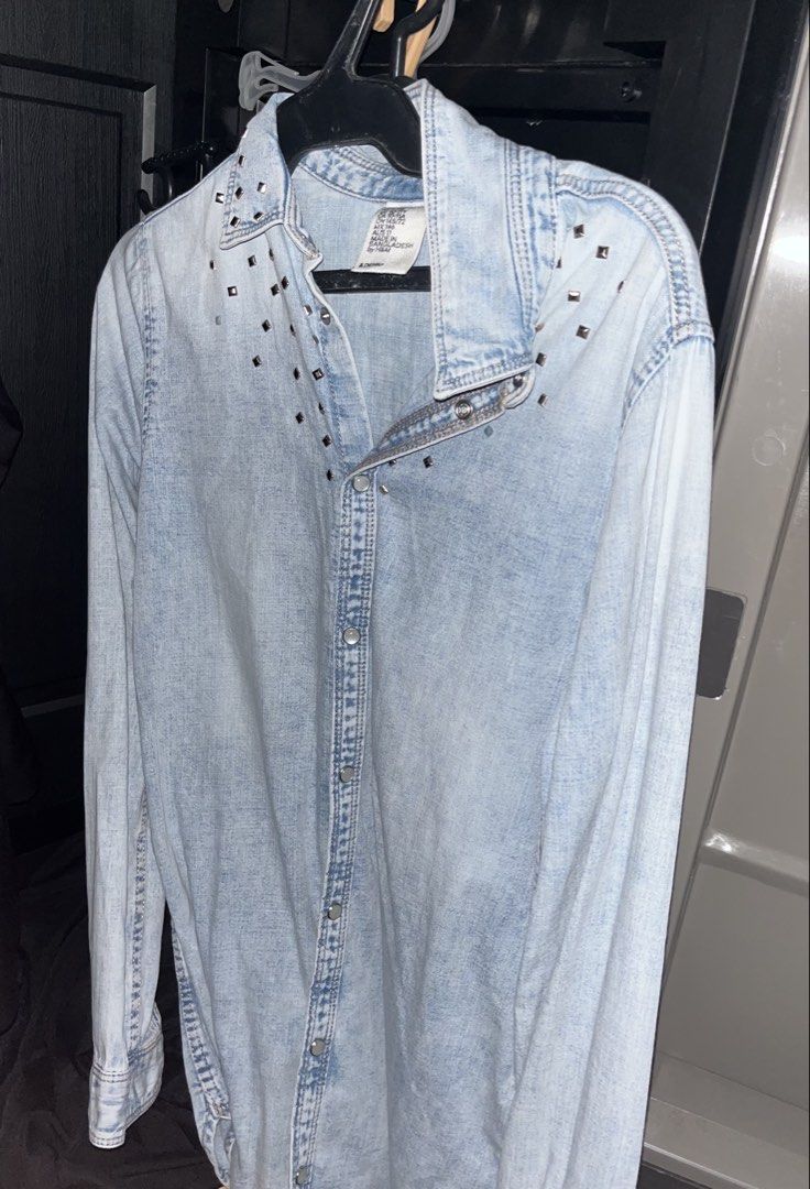 H&M Denim Shirt with Studs (Category: Tshirts & Polo Shirts ) located in Manila. Submitted by free.cosmicdragon (Listing ID 1460271556, Image 1). Description: - H&M light wash denim shirt - Features silver stud details on collar and front placket - Button-up closure - Long sleeves with button cuffs - Perfect for layering or wearing on its own - NEGOTIABLE.