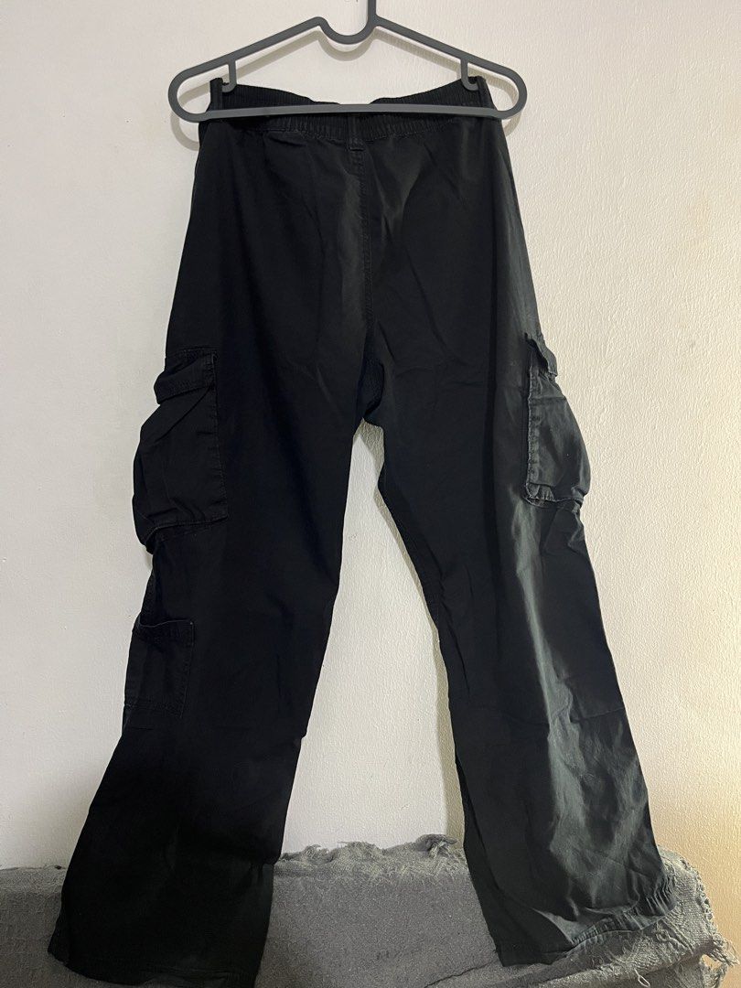 H&M Divided Black Cargo Pants (Category: Other Bottoms) located in Manila. Submitted by mazerunnr (Listing ID 1460240681, Image 2). Description: - Brand: H&M Divided - Color: Black - Style: Cargo Pants - Fit: Wide Leg - Features: Elastic waistband with drawstring, multiple pockets (front and side) - Occasion: Casual wear.