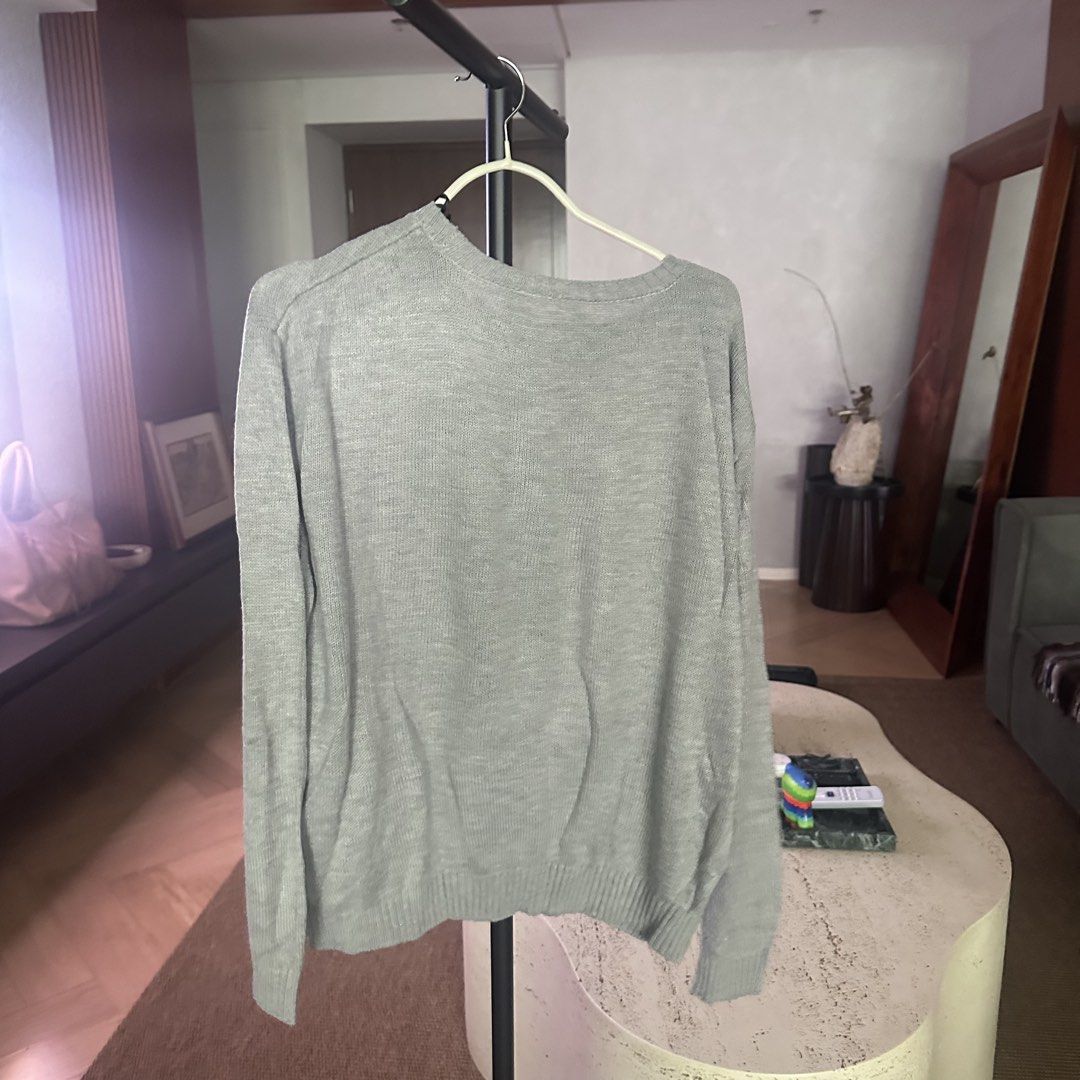 H&M gray sweater (Category: Coats, Jackets and Outerwear) located in Pasig City. Submitted by ynahperez (Listing ID 1460217988, Image 3). Description: .