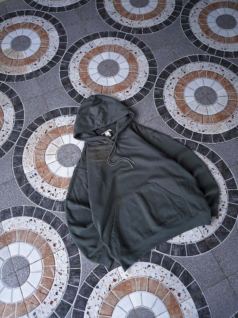 H&M hoodie (Category: Coats, Jackets and Outerwear) located in Manila. Submitted by jboy_thrifts (Listing ID 1460153697, Image 2). Description: 🔻🔻DETAILS🔻🔻 Hoodie Heavy cotton Fit to Medium Measurement (in inches) WIDTH: 24.5 / LENGTH: 25 CONDITION: 9 out 10 ISSUE: NEED WASH ━━━━━━━━━━ ⓂⒾⓃⒺ: 150.