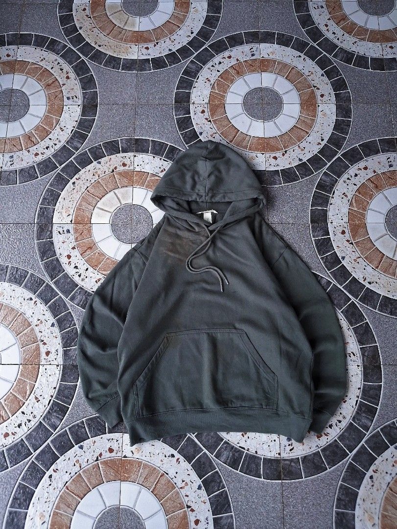 H&M hoodie (Category: Coats, Jackets and Outerwear) located in Manila. Submitted by jboy_thrifts (Listing ID 1460153697, Image 1). Description: 🔻🔻DETAILS🔻🔻 Hoodie Heavy cotton Fit to Medium Measurement (in inches) WIDTH: 24.5 / LENGTH: 25 CONDITION: 9 out 10 ISSUE: NEED WASH ━━━━━━━━━━ ⓂⒾⓃⒺ: 150.