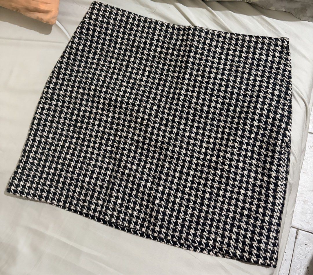 H&M Houndstooth Mini Skirt (Category: Skirts) located in Iloilo. Submitted by oatmeals600 (Listing ID 1460237441, Image 2). Description: - Classic houndstooth pattern (black & white) - Comfortable elastic waistband - Tweed-like material for a sophisticated look - Mini skirt length - Easy to style for casual or dressy occasions - Brand: H&M.