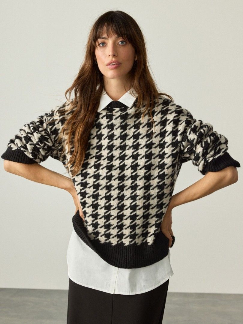 H&M Knitted Houndstooth Sweater (Category: Longsleeves) located in Alburquerque. Submitted by thriftyssential (Listing ID 1460124327, Image 2). Description: 🌸H&M Knitted Houndstooth Sweater 🔸Size: Small on tag . Fits Small-Large since size is oversized 🔸 Condition: in excellent condition. No flaws . 🔸 PHP 280 only✨ ‼️FIXED PRICE FOR ITEMS ON SALE‼️ 🔸 Color may vary due to lighting 🔸 Personal preloved 🔸 No when worn photos 🔸Ready to use or