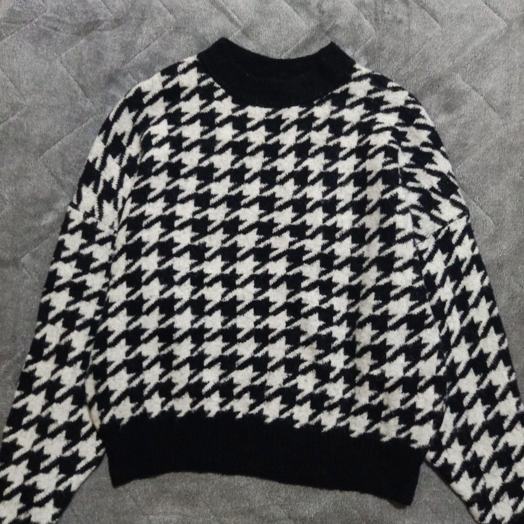 H&M Knitted Houndstooth Sweater (Category: Longsleeves) located in Alburquerque. Submitted by thriftyssential (Listing ID 1460124327, Image 3). Description: 🌸H&M Knitted Houndstooth Sweater 🔸Size: Small on tag . Fits Small-Large since size is oversized 🔸 Condition: in excellent condition. No flaws . 🔸 PHP 280 only✨ ‼️FIXED PRICE FOR ITEMS ON SALE‼️ 🔸 Color may vary due to lighting 🔸 Personal preloved 🔸 No when worn photos 🔸Ready to use or
