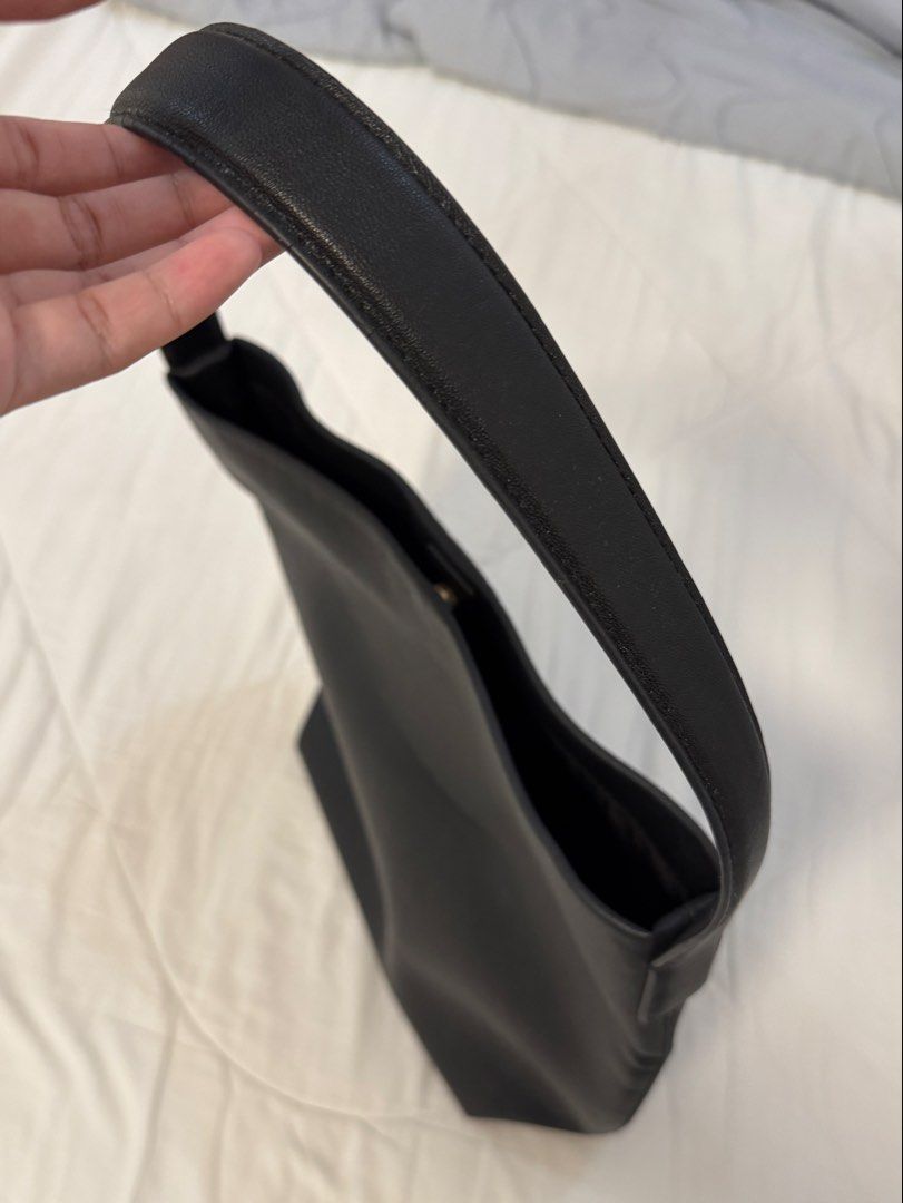 H&M Leather Tote Bag (Category: Tote Bags) located in Butuan. Submitted by notcwp (Listing ID 1460289088, Image 2). Description: .