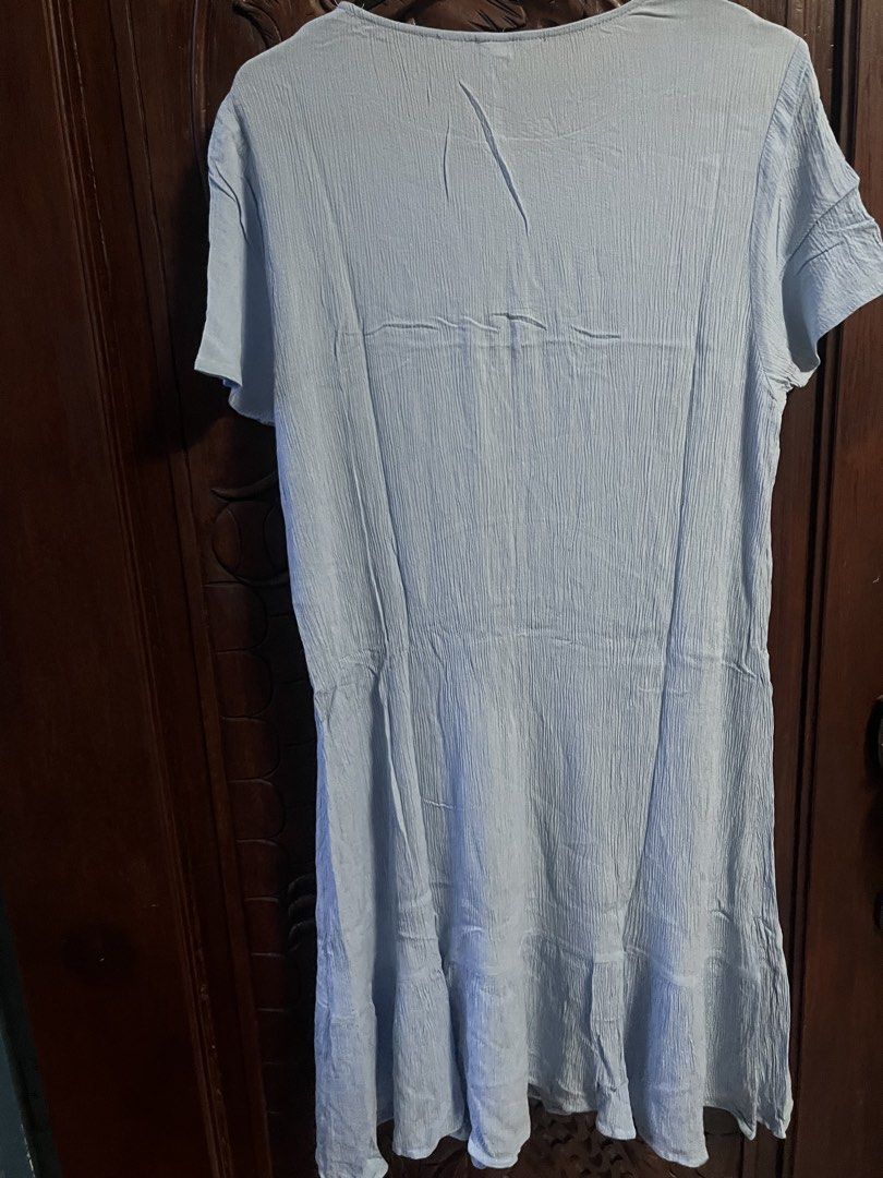 H&M Light Blue Crinkle Textured Dress (Category: Dresses) located in Quezon City. Submitted by shopaholics.31 (Listing ID 1460205944, Image 2). Description: - Light blue dress from H&M - Crinkle textured fabric for a unique look - Short sleeves for comfort - Simple and comfy design - Ideal for everyday casual wear.