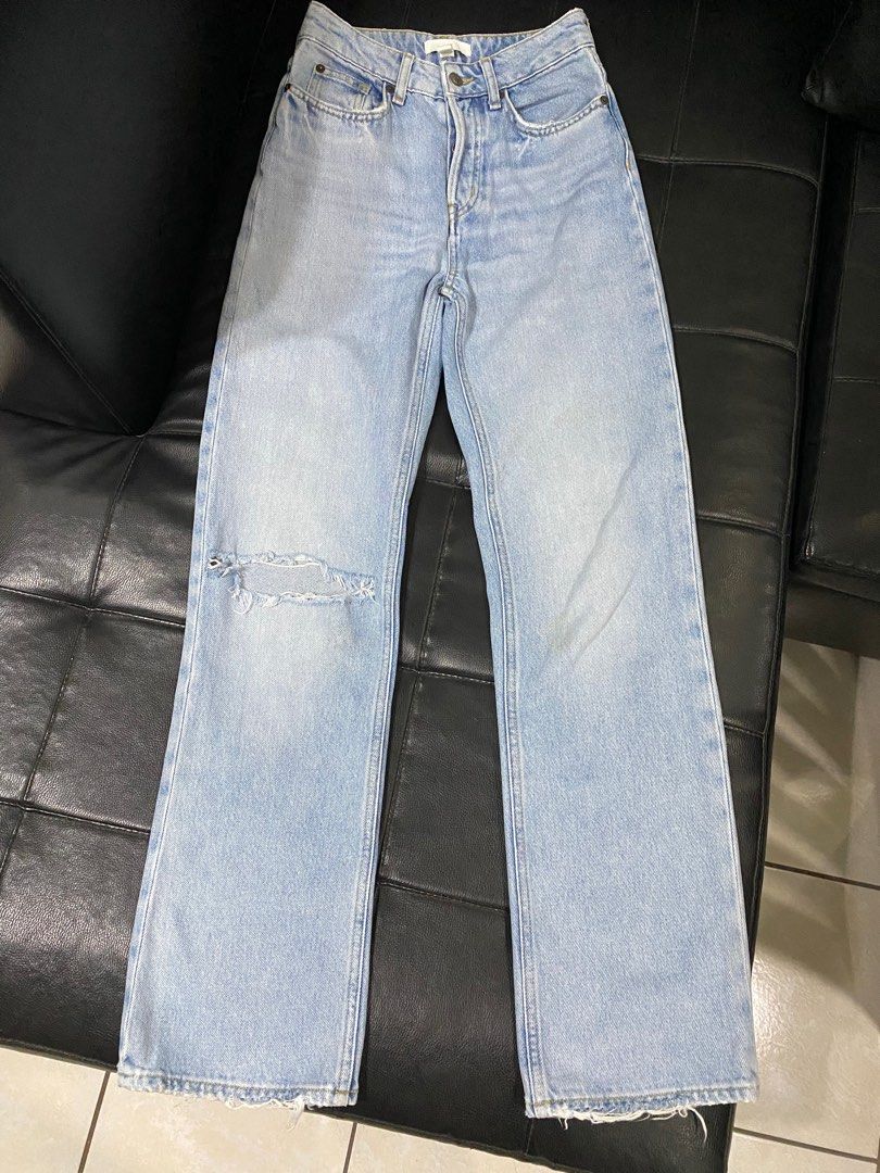 H&M Lightwash Jeans (Category: Jeans) located in Pasig City. Submitted by itscoletteannika (Listing ID 1460292432, Image 1). Description: Fits 23-24.