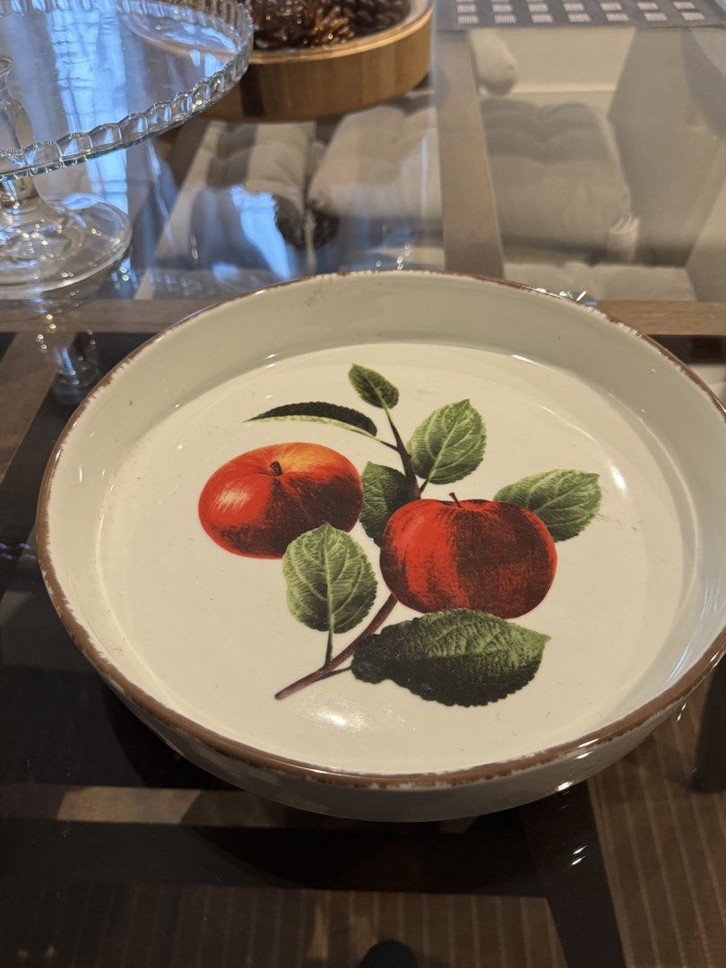 H&M round serving bowl (Category: Dinnerware & Cutlery) located in San Juan City. Submitted by sageberries (Listing ID 1460180205, Image 3). Description: .