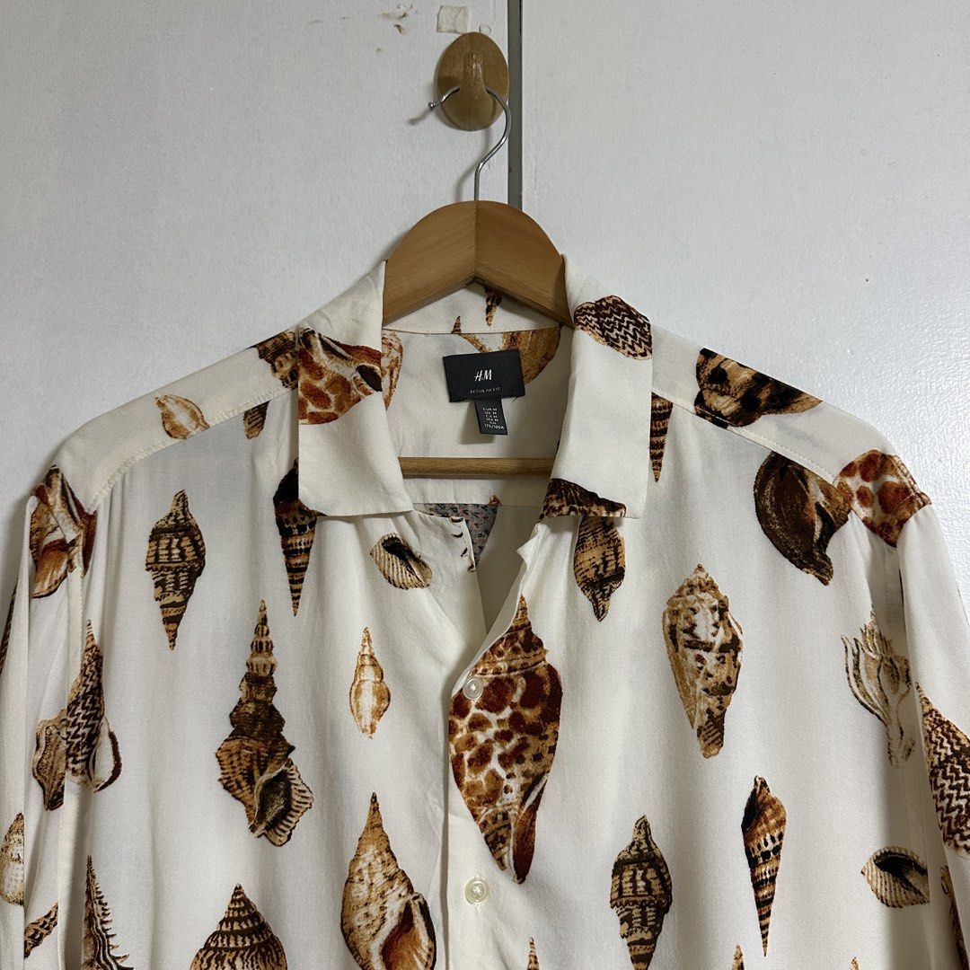 H&M Shell Patterned Resort Shirt (Category: Formal Shirts) located in General Trias. Submitted by seconddegreeco (Listing ID 1460259705, Image 3). Description: H&M Shell Patterned Resort Shirt medium best fit Large 28 length 23 width Excellent ‼️ No issue.