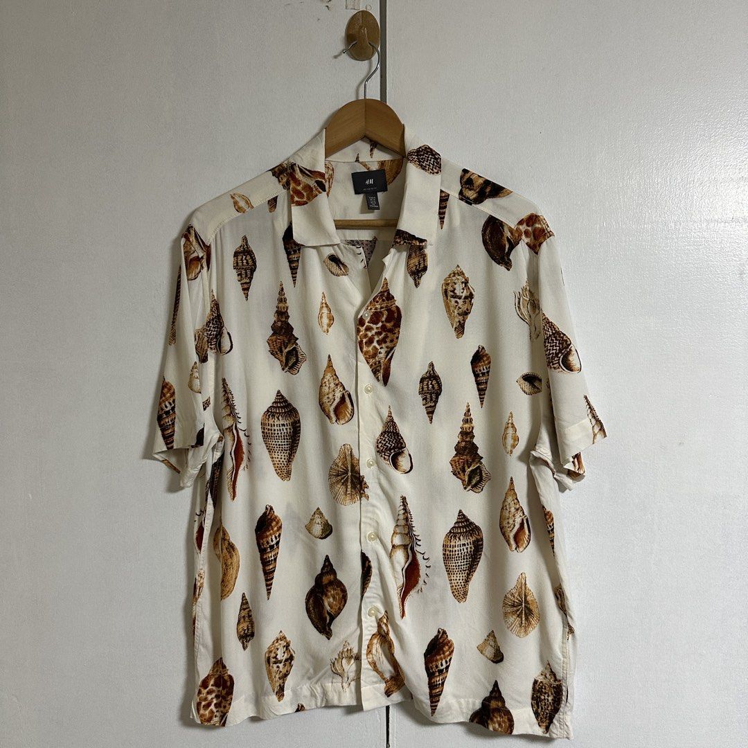 H&M Shell Patterned Resort Shirt (Category: Formal Shirts) located in General Trias. Submitted by seconddegreeco (Listing ID 1460259705, Image 2). Description: H&M Shell Patterned Resort Shirt medium best fit Large 28 length 23 width Excellent ‼️ No issue.