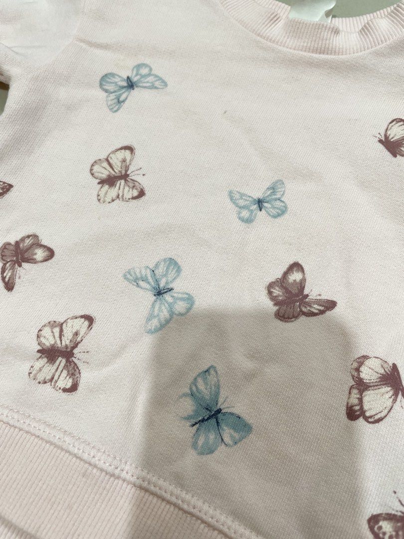 H&M Sweatshirt and Leggings Set (Category: Babies & Kids Fashion) located in Manila. Submitted by sabby.yy (Listing ID 1460292009, Image 3). Description: - H&M baby girl set - Size: 6 months - Condition: Minor faint stains on both items (see pictures).