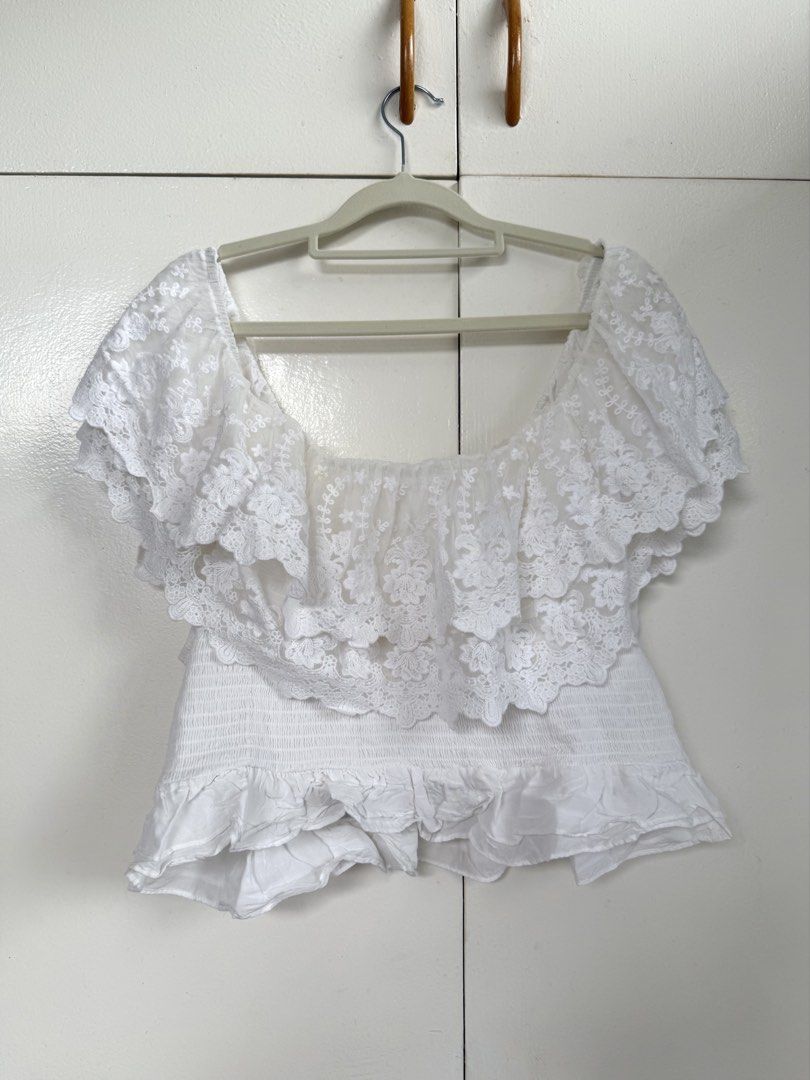 H&M White Lace Ruffle Top (Category: Blouses) located in Paranaque City. Submitted by marjdom23__ (Listing ID 1460157126, Image 1). Description: • Worn once only • Has a washable stain due to storage • RFS: Too big, decluttering .