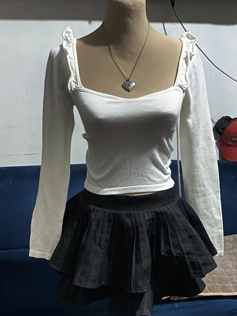 H&M White Square Neck Ruffle Long Sleeve Top (Category: Blouses) located in Taguig. Submitted by itgirlgarage (Listing ID 1460137282, Image 1). Description: Size: S-M RFS: Not my style - Used once - No issue MOP 💳: GCASH MOD 📦: JNT.