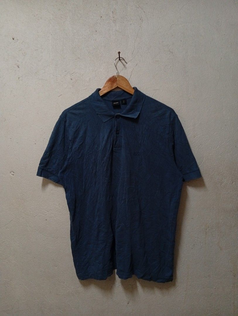 Hugo Boss (Category: Tshirts & Polo Shirts ) located in Manila. Submitted by jaylordfermilan (Listing ID 1460239523, Image 1). Description: Cr:9.5/10 Dimes: 21x27 No issue Good Condition.