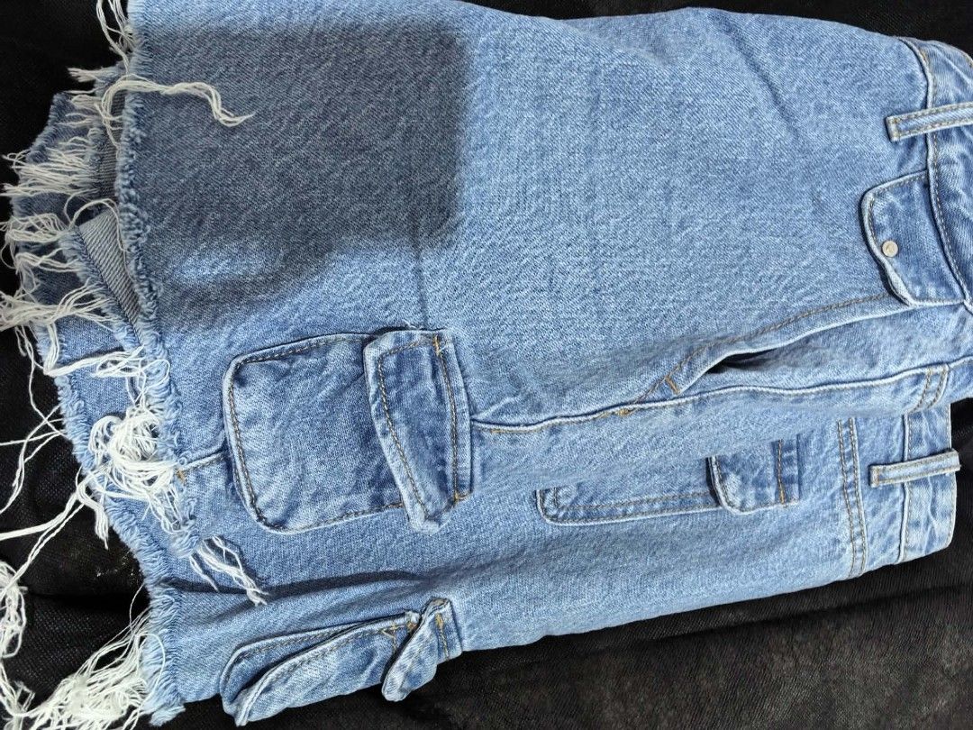 iLovecrissa Denim Cargo Shorts Size 32 (Category: Shorts) located in Davao. Submitted by redge1990 (Listing ID 1460140469, Image 3). Description: - Light wash denim cargo shorts - Frayed hem detail - Button and zip closure - Multiple pockets for storage - Comfortable fit - Perfect for casual wear size 32. tattered short. above the knee. not a sexy short. wear it twice only..