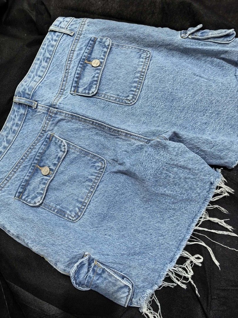 iLovecrissa Denim Cargo Shorts Size 32 (Category: Shorts) located in Davao. Submitted by redge1990 (Listing ID 1460140469, Image 2). Description: - Light wash denim cargo shorts - Frayed hem detail - Button and zip closure - Multiple pockets for storage - Comfortable fit - Perfect for casual wear size 32. tattered short. above the knee. not a sexy short. wear it twice only..