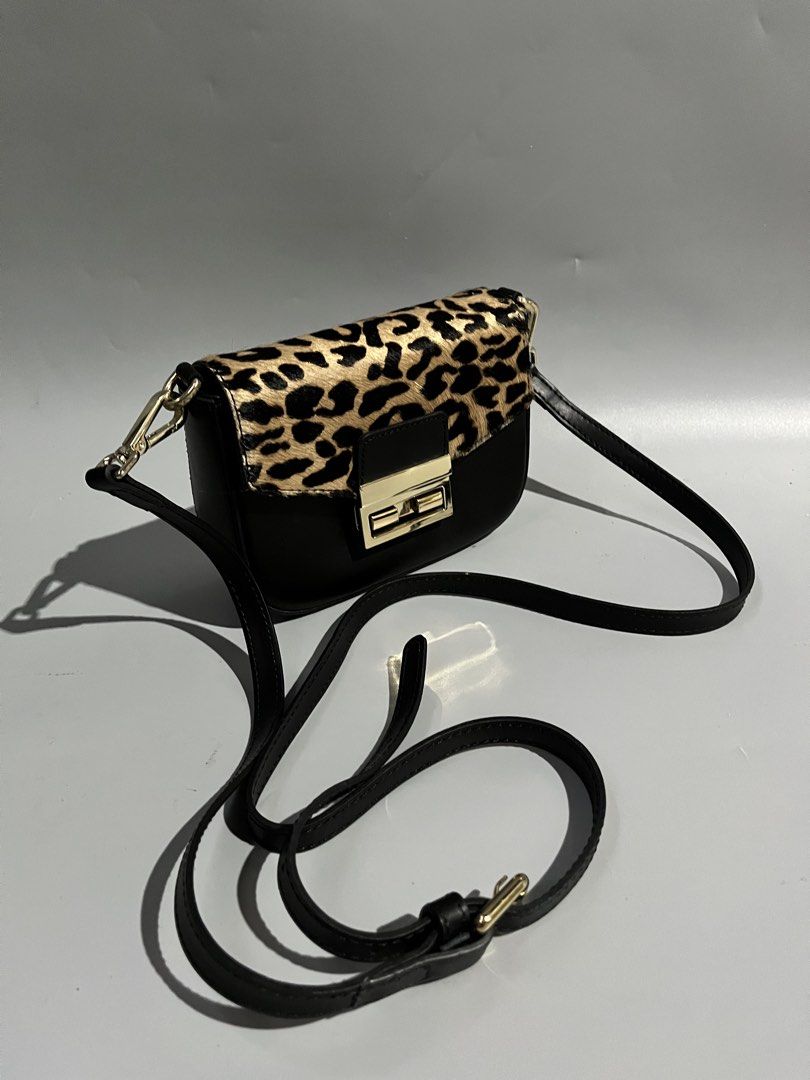 Innue genuine leather sling (Category: Cross-body Bags) located in San Jacinto. Submitted by kellysthrift_ (Listing ID 1460262029, Image 2). Description: Authentic from italy sling bag.