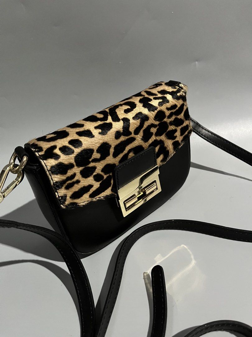 Innue genuine leather sling (Category: Cross-body Bags) located in San Jacinto. Submitted by kellysthrift_ (Listing ID 1460262029, Image 3). Description: Authentic from italy sling bag.