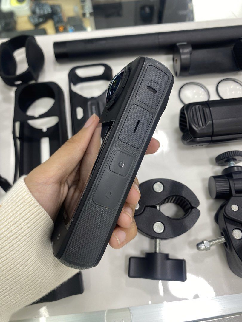 Insta360 X4 Accessories Bundle with Mounts and Case (Category: Cameras) located in Manila. Submitted by ryryy.18 (Listing ID 1460259033, Image 3). Description: INSTA360 X4 WITH ACCESSORIES slightly used No issue or hidden issue RFS: buy & sell Dm me for more inquiries or visit our physical store in Greenhills Shopping Mall San Juan City - Complete accessory bundle for Insta360 X4 - Includes protective cases - Various mounting clamps included - Co