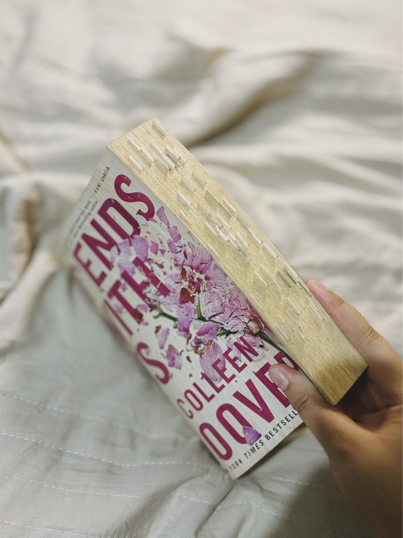 It Ends With Us by Colleen Hoover (Category: Storybooks) located in Caloocan City. Submitted by _jessicuhm (Listing ID 1460282282, Image 3). Description: Hi! Selling my pre-loved It Ends With Us book 🩷 For only ₱250 rfs: switched to kindle - can do meet ups around QC & North Caloocan, delivery will also do via jnt, lalamove, etc - complete pages, with annotations, highlights - slightly negotiable - mop: gcash, maribank, gotyme .