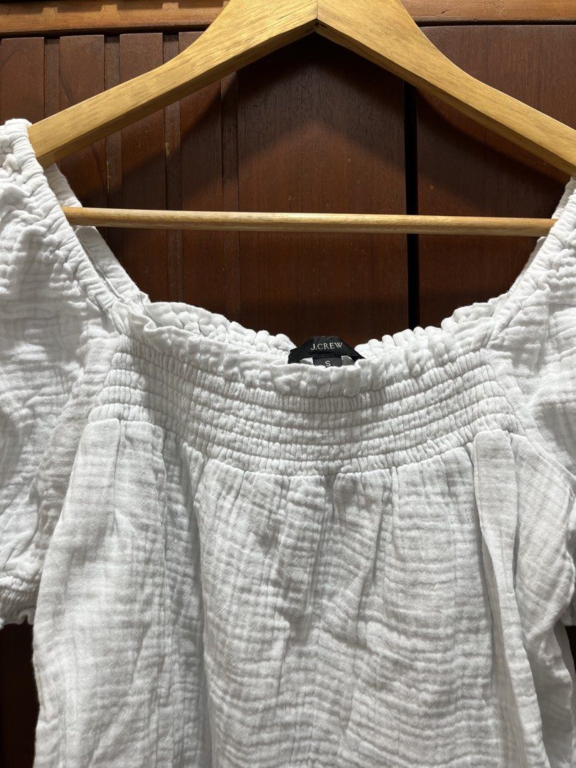 J. Crew White Puff Sleeve Top (Category: Blouses) located in Cagayan de Oro. Submitted by prelovederela (Listing ID 1460251538, Image 2). Description: -fave top huhu! fits s to m frames -so chic!🤍.