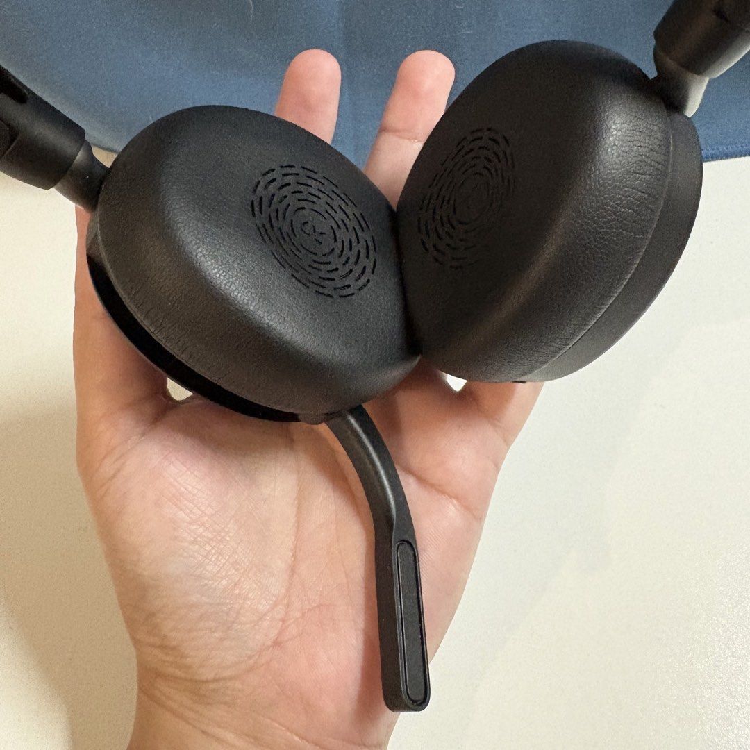 Jabra Evolve 2 65 Flex (Category: Headphones & Headsets) located in Santa Fe. Submitted by sakurabloomshop (Listing ID 1460154307, Image 3). Description: Almost new, barely used UC version: Optimized with Zoom, Gmeet etc. Inclusions: USB C bluetooth dongle Charging cable- unused No issues Shipping via j&t Location: Nueva Vizcaya.