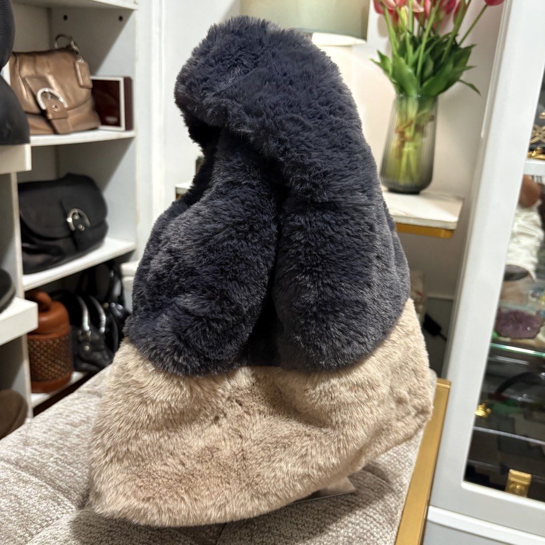 Japan Cute Fur Bag (Category: Tote Bags) located in Binangonan. Submitted by makoleksyon (Listing ID 1460290892, Image 2). Description: Excellent condition Like new No flaws Size H-10 x W-13.5 X D-4 inches Bought in Japan.