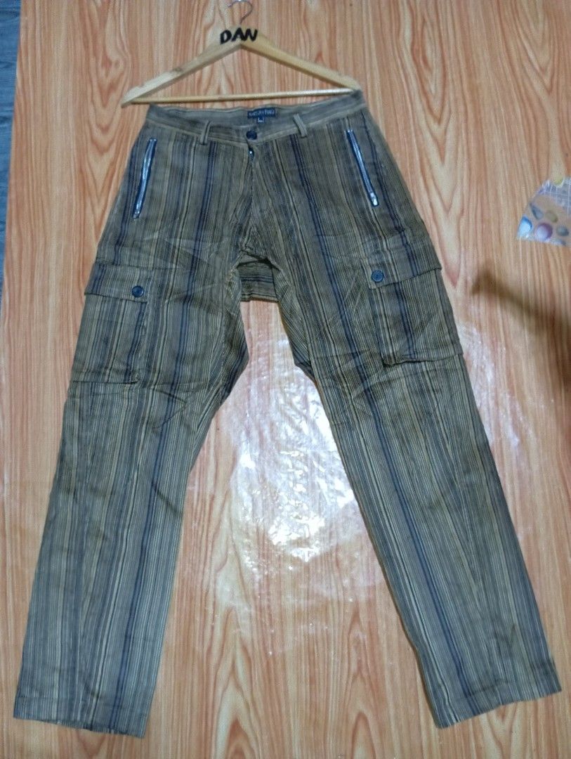 JAPANESE BRAND UTILTY CARGO PANTS (Category: Chinos) located in Monkayo. Submitted by danielcabusora (Listing ID 1460249725, Image 1). Description: JAPANESE BRAND UTILTY CARGO PANTS W-31/32 L-41 LEG OPEN-12 HEM-12.