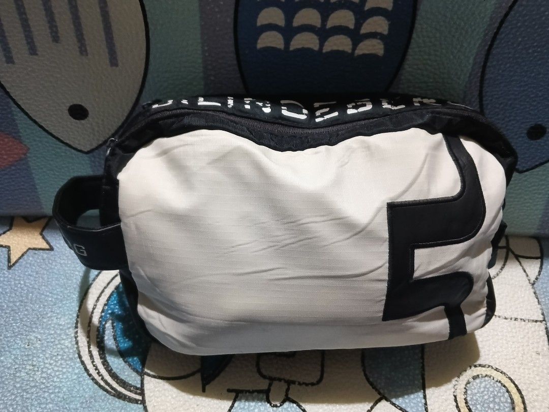 j.lindeberg multifunctional golf pouch (Category: Belt bags, Clutches and Pouches) located in Bago City. Submitted by jesperguangco23 (Listing ID 1460254458, Image 1). Description: J.Lindeberg multifunctional golf pouch issue/see last picture.