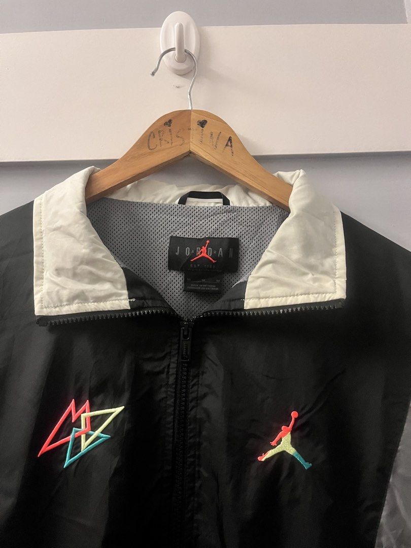 Jordan Windbreaker Jacket (Category: Coats, Jackets and Outerwear) located in Calasiao. Submitted by cristinabarongan5 (Listing ID 1460189820, Image 3). Description: - Black Jordan windbreaker jacket - Features Jumpman logo on front and sleeve - Geometric design on the front - Ideal for casual wear or sports - Size: Medium - Dimention 24 x 27.