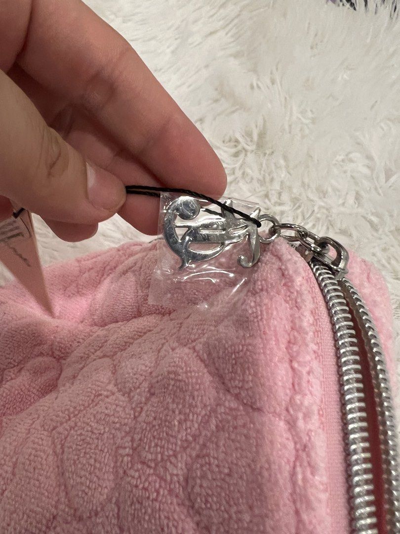 Juicy Couture- Makeup Pouch (Category: Purses & Pouches) located in Navotas City. Submitted by daniella_20 (Listing ID 1460136513, Image 3). Description: 100% Authentic and brandnew Location- Navotas City Onhand PH 🇸🇽.